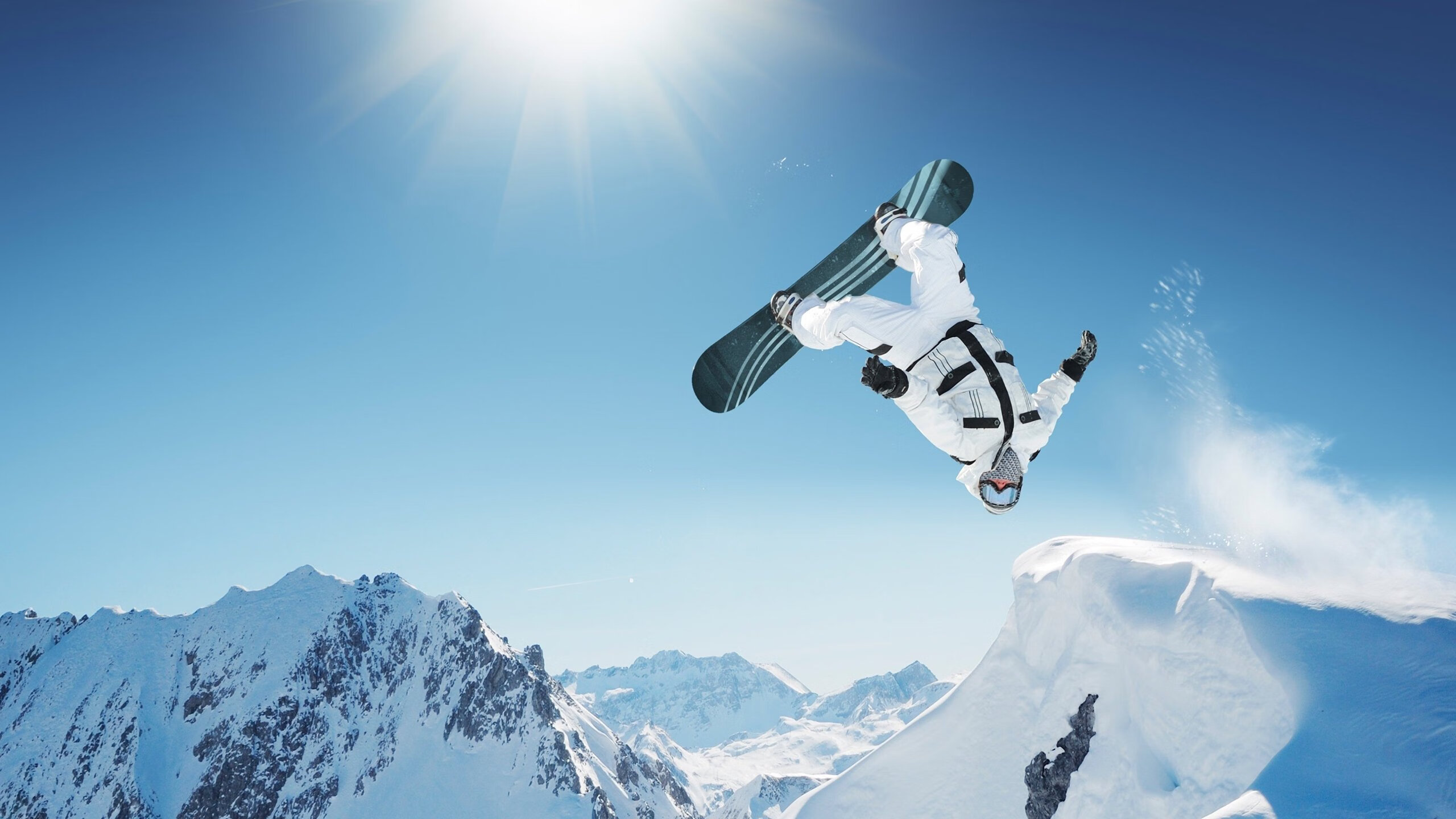 开云官方-罕见的飞跃：车手意外飞出赛道瞬间，赛车飞跃撞车